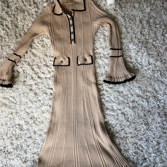 Elegant Long Sleeve Beige Thick vintage design unique Dress with Black Trim - Picture 2 of 6